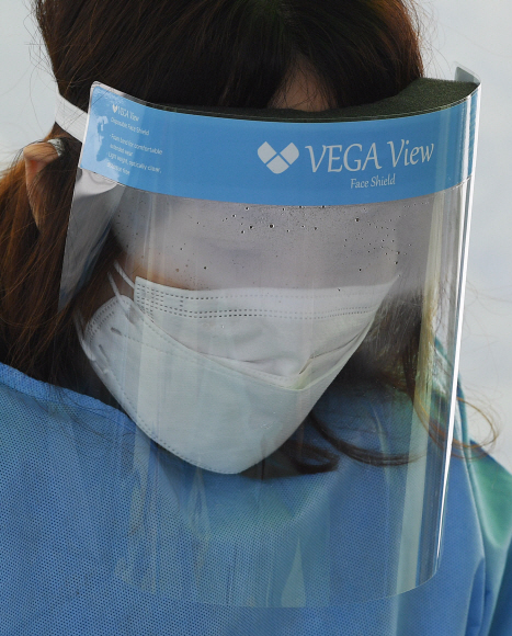 코로나 19 확진자가 계속해서 늘어나는 20일 서울역 광장에 설치된 중구 임시 선별검사소에서 의료진의 안면 마스크에 추위로 인해 습기가 차 있다. 2020.12.20  오장환 기자 5zzang@seoul.co.kr