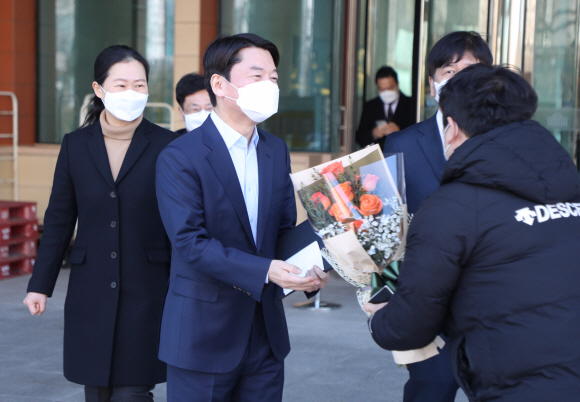 안철수 국민의당 대표가 20일 오전 서울 여의도 국회 소통관에서 기자회견을 갖고 서울시장 보궐선거 출마를 공식선언했다.기자회견후 소통관을 나오면서 한 지지자의 꽃다발을 받고 환하게 웃는 안대표. 2020. 12. 20  김명국 선임기자 daunso@seoul.co.kr