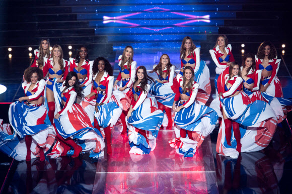 20일(현지시간) 프랑스 서부 레제페스의 퓌드푸에서 열린 ‘2021 미스 프랑스 미인 선발대회’ 참가자들이 무대에서 춤을 추고 있다. AFP 연합뉴스