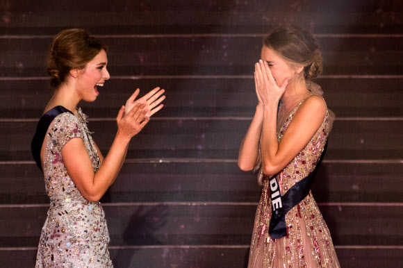 20일(현지시간) 프랑스 서부 레제페스의 퓌드푸에서 열린 ‘2021 미스 프랑스 미인 선발대회’에서 노르망디 출신의 아망디네 쁘띠(오른쪽)가 우승하는 순간. AFP 연합뉴스