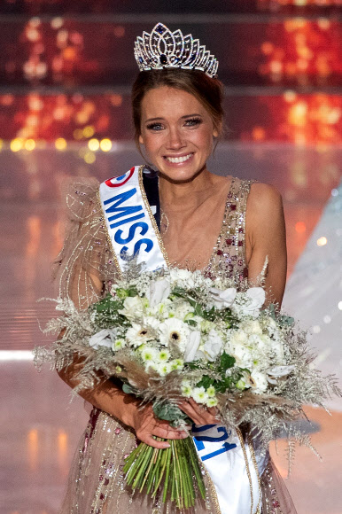 20일(현지시간) 프랑스 서부 레제페스의 퓌드푸에서 열린 ‘2021 미스 프랑스 미인 선발대회’에서 노르망디 출신의 아망디네 쁘띠가 우승을 차지한 후 왕관을 쓰고 기뻐하고 있다. AFP 연합뉴스