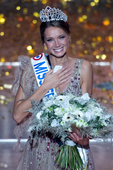 20일(현지시간) 프랑스 서부 레제페스의 퓌드푸에서 열린 ‘2021 미스 프랑스 미인 선발대회’에서 노르망디 출신의 아망디네 쁘띠가 우승을 차지한 후 왕관을 쓰고 기뻐하고 있다. AFP 연합뉴스