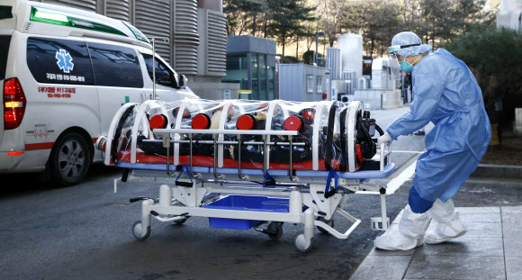 20일 경기 고양시 국민건강보험공단 일산병원 의료진이 코로나19 환자를 이송하고 있다. 국민건강보험공단 일산병원 제공