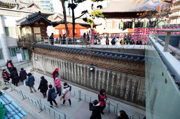 거리두기 속 조계사 동지 팥죽 나눔