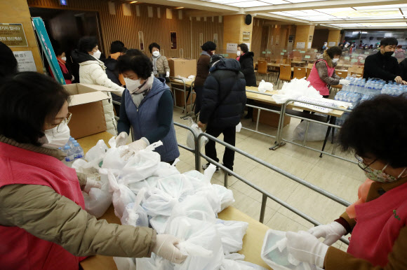 포장된 동지 팥죽 전달