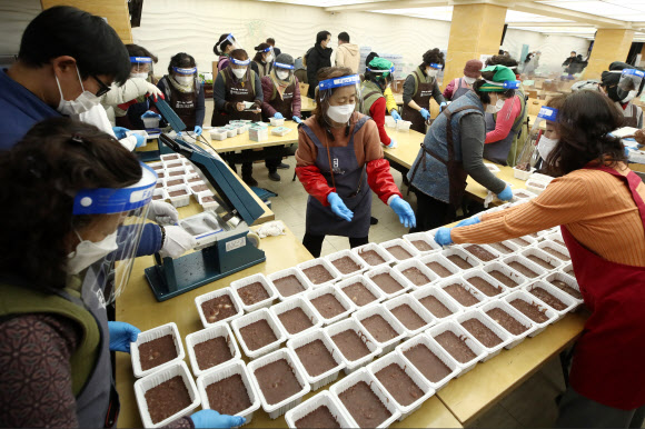 코로나19 여파, 동지 팥죽도 포장으로