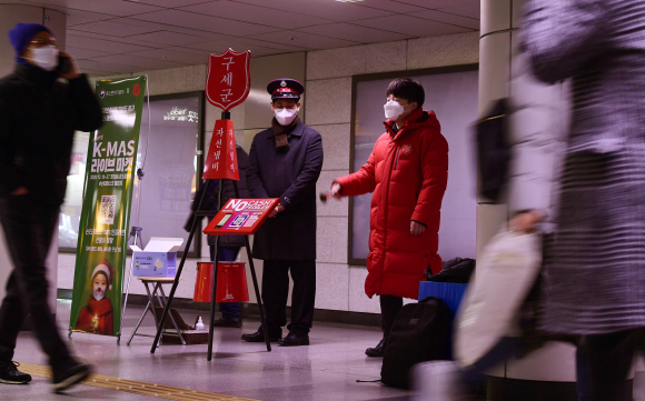 서울신문 최영권(오른쪽) 기자가 21일 서울 중구 지하철 시청역에 설치된 구세군 자선냄비 앞에서 기부를 독려하는 자원봉사를 하고 있다. 이주원 기자는 같은 시간 서울 용산구 용산역 광장에서 모금활동에 나섰다. 이날 2시간 동안 두 기자가 모금한 금액은 30만원 남짓이었다. 박윤슬 기자 seul@seoul.co.kr