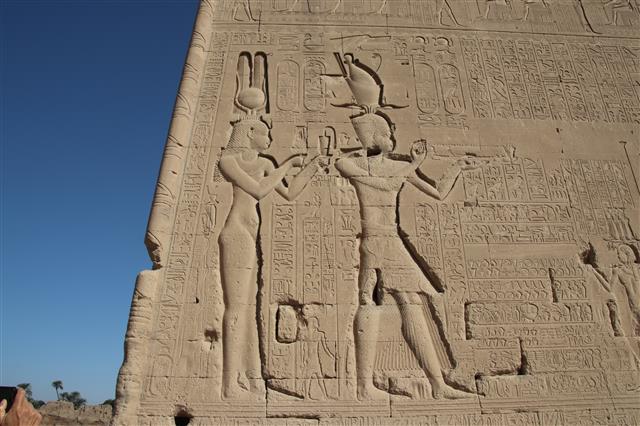 이집트 스타일로 그려진 클레오파트라(왼쪽)와 카이사리온. 덴데라의 하토르 신전.