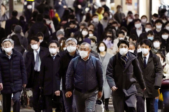 신종 코로나바이러스 감염증(코로나19)이 확산하는 가운데 21일 일본 도쿄도에서 통근자들이 역을 향해 이동하고 있다. 2020.12.21  AP 연합뉴스