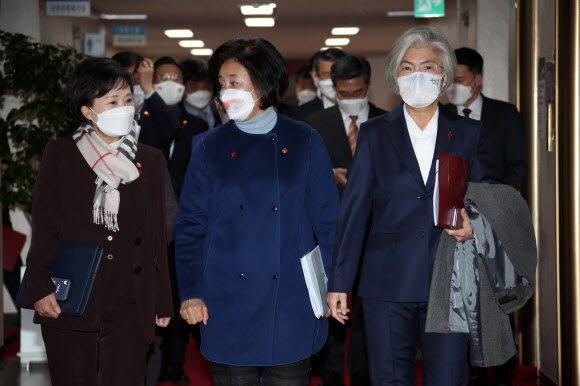 국무회의 참석하는 박영선 장관