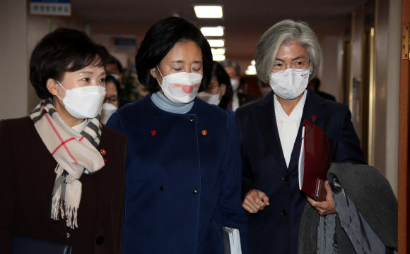 국무회의 참석하는 박영선 장관