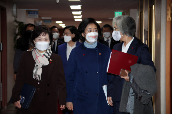 국무회의 참석하는 박영선 장관