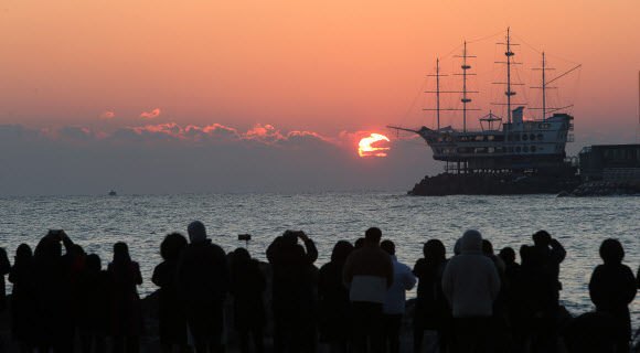 동해안 일출 명소 벌써 ‘북적’