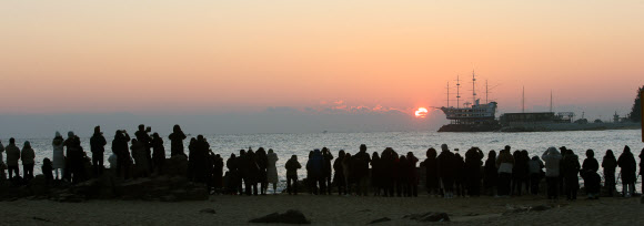 동해안 일출 명소 벌써 ‘북적’