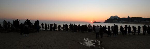 사회적 거리 두기 실종된 동해안 일출 명소