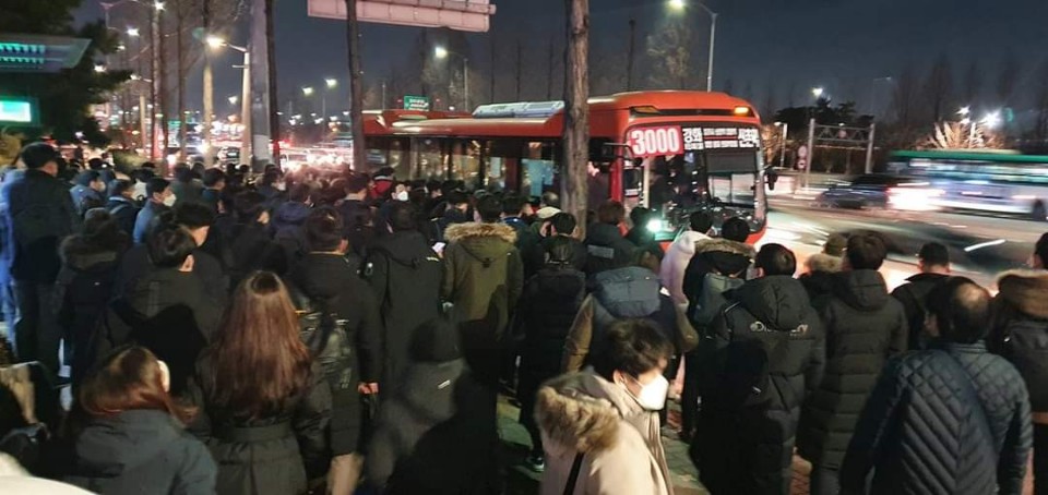 김포도시철도가 지난 21일 저녁 종합제어장치 고장으로 열차운행이 중단되자 퇴근길 시민들이 버스를 타기 위해 기다리고 있다.