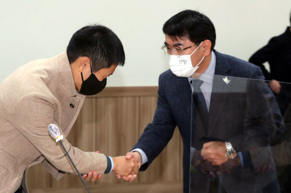 악수하는 이영표 강원FC 새 대표이사 내정자