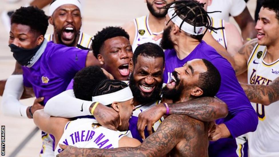 지난 시즌 우승에 환호하는 LA 레이커스 선수들. AP 자료사진