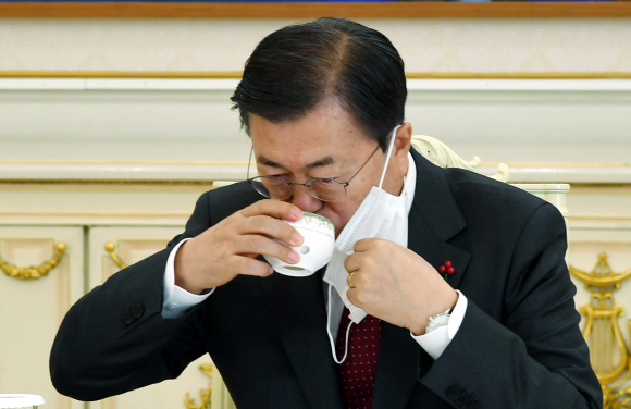 문재인 대통령이 22일 오전 청와대에서 열린 ‘5부요인 초청 간담회’에서 차를 마시고 있다. 2020. 12. 22 도준석 기자pado@seoul.co.kr