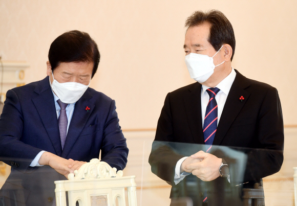 22일 오전 청와대에서 열린 ‘5부요인 초청 간담회’에서 박병석 국회의장과 정세균 국무총리가 대화를 나누고 있다.2020. 12. 22 도준석 기자pado@seoul.co.kr