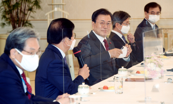 문재인 대통령이 22일 오전 청와대에서 열린 ‘5부요인 초청 간담회’에서 박병석 국회의장의 발언을 듣고 있다. 2020. 12. 22 도준석 기자pado@seoul.co.kr