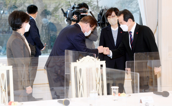 22일 오전 청와대에서 열린 ‘5부요인 초청 간담회’에서 정세균 국무총리가 서훈 국가안보실장과 인사 하고 있다.2020. 12. 22 도준석 기자pado@seoul.co.kr