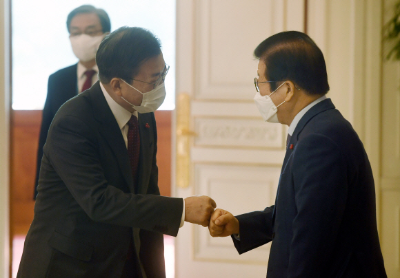 문재인 대통령이 22일 오전 청와대에서 열린 ‘5부요인 초청 간담회’에 입장하며 박병석 국회의장과 인사 하고 있다.2020. 12. 22 도준석 기자pado@seoul.co.kr