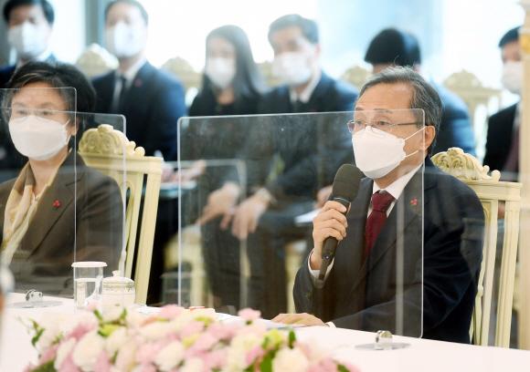 문재인 대통령이 22일 오전 청와대에서 열린 ‘5부요인 초청 간담회’에서 유남석 헌재소장의 발언을 듣고 있다. 2020. 12. 22 도준석 기자pado@seoul.co.kr