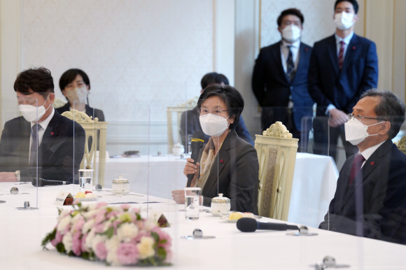 노정희 중앙선거관리위원장이 22일 청와대 본관에서 열린 5부요인 초청 간담회에서 발언을 하고 있다. 2020. 12. 22 도준석 기자pado@seoul.co.kr