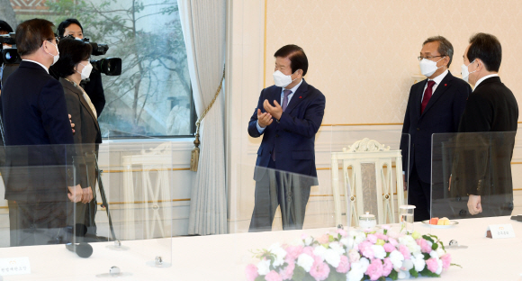 22일 오전 청와대에서 열린 ‘5부요인 초청 간담회’에서 박병석 국회의장이 참석자들과 대화를 나누고 있다. 왼쪽 부터 서훈 국가안보실장, 노정희 중앙 선관위원장, 박 의장, 유남석 헌재 소장, 정세균 국무총리.2020. 12. 22 도준석 기자pado@seoul.co.kr