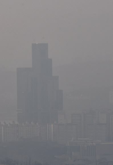 22일 서울 남산에서 바라본 서울시내에 미세먼지가 가득하다. 2020.12.22 박지환기자 popocar@seoul.co.kr