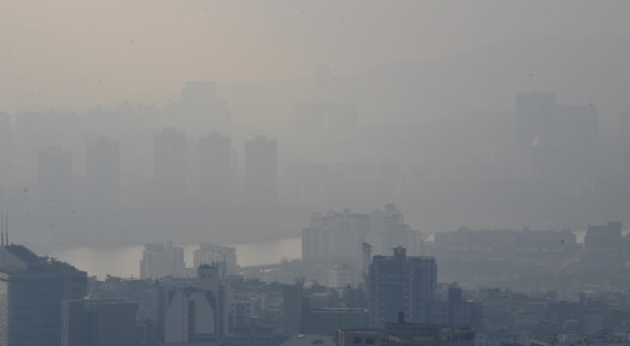 22일 서울 남산에서 바라본 서울시내에 미세먼지가 가득하다. 2020.12.22 박지환기자 popocar@seoul.co.kr