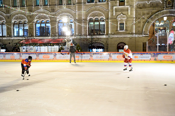 블라디미르 푸틴 러시아 대통령(왼쪽)이 21일(현지시간) 러시아 모스크바의 붉은광장 아이스스케이트장에서 열린 크리스마스 트리 오브 위시 캠페인(the Christmas Tree of Wishes campaign) 중, 어린이와 아이스하키를 하고 있다. 블라디미르 푸틴 러시아 대통령은 크리스마스와 새해를 앞두고 러시아 아이들의 소원을 들어준다. 타스 연합뉴스