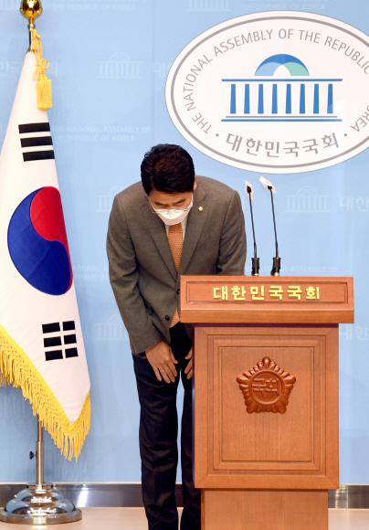 부산 중견건설사 회장인 부친의 ‘일감 몰아주기’ 등 편법 증여로 거액의 재산을 형성했다는 의혹이 제기된 국민의힘 전봉민 의원이 22일 서울 여의도 국회 소통관에서 탈당 기자회견을 하며 고개숙여 사과하고 있다.2020. 12. 22 김명국 선임기자 daunso@seoul.co.kr