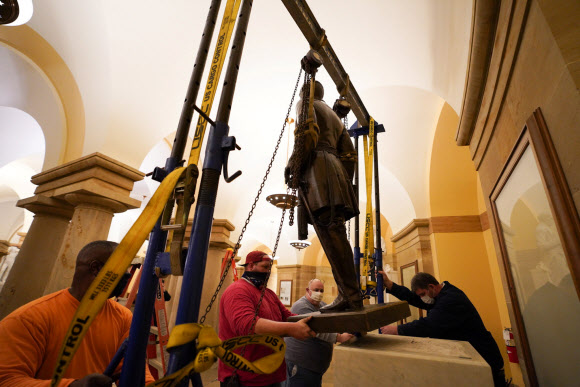 21일(현지시간) 미국 워싱턴DC 연방의회 의사당에서 남북전쟁 당시 노예제를 옹호했던 남부연합군 사령관 로버트 리의 동상이 철거되고 있다. 워싱턴DC 로이터 연합뉴스
