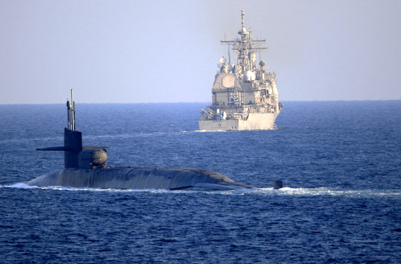 美핵잠수함 호르무즈 해협서 이례적 위치 공개 