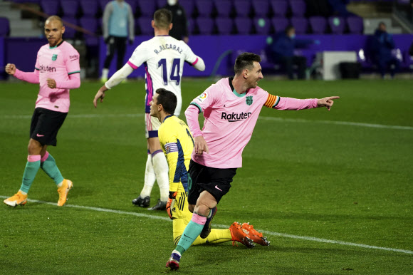 바르셀로나의 아르헨티나 포워드 리오넬 메시가 22일(현지시간) 스페인 바야돌리드의 호세 소리야 경기장에서 열린 스페인 프로축구 프리메라리가(라리가) 레알 바야돌리드 FC와 FC 바르셀로나의 경기 중 팀의 세번째 골을 넣은 후 세리모니를 하고 있다. AP 연합뉴스