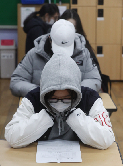 23일 오전 서울 성동구 무학여자고등학교에서 수험생이 2021학년도 대학수학능력시험 성적표를 확인하고 있다.2020. 12. 23 사진공동취재단
