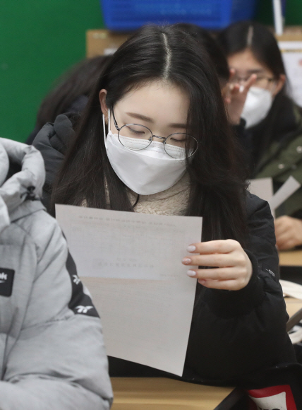 23일 오전 서울 성동구 무학여자고등학교에서 수험생이 2021학년도 대학수학능력시험 성적표를 확인하고 있다.2020. 12. 23 사진공동취재단