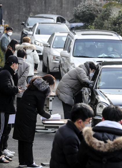 ‘드라이브 스루로 성적표 받아요.’