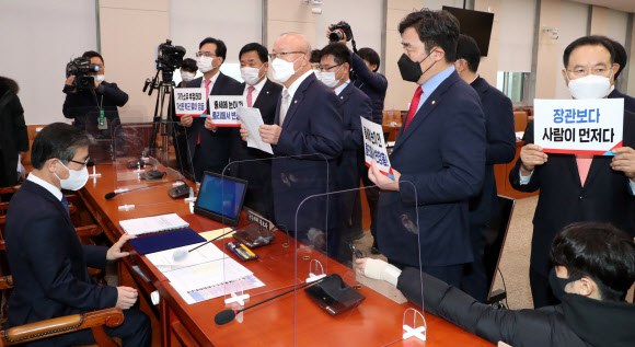 변창흠 후보자 인사청문회에서 피켓항의하는 국민의힘 의원들