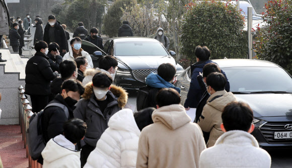 워킹스루와 드라이브 스루로 성적표 배부