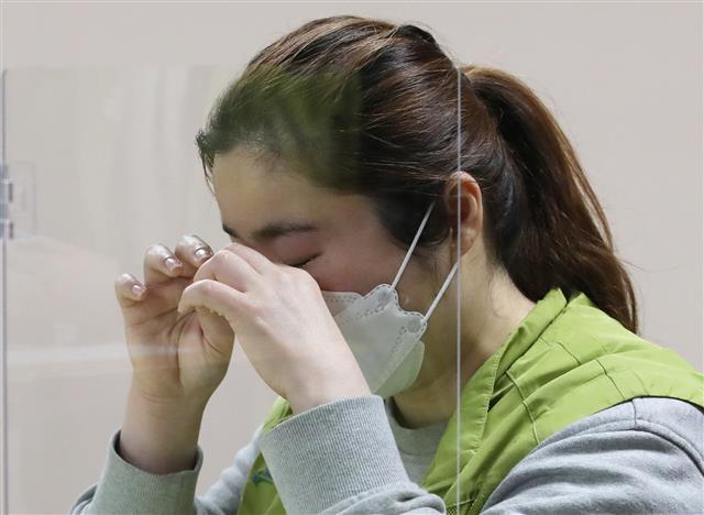 ‘코로나19 환자 돌봄 고충에 눈물 흘리는 의료인’