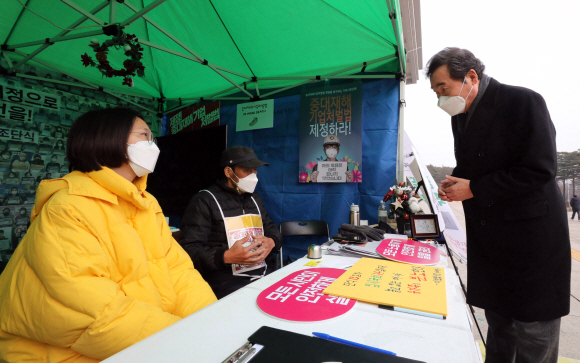 이낙연 더불어민주당 대표(오른쪽)가 23일 오후 서울 여의도 국회 앞 농성장을 방문해 중대재해기업처벌법 제정을 촉구하며 13일차 단식농성을 벌이고 있는 고 이한빛 PD 아버지 이용관씨와 대화를 나누고 있다. 왼쪽은 장혜영 정의당 의원. 2020. 12. 23 김명국 선임기자 daunso@seoul.co.kr