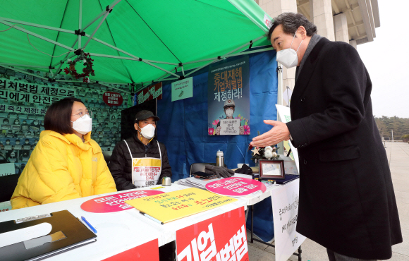 이낙연 더불어민주당 대표(오른쪽)가 23일 오후 서울 여의도 국회 앞 농성장을 방문해 중대재해기업처벌법 제정을 촉구하며 13일차 단식농성을 벌이고 있는 고 이한빛 PD 아버지 이용관씨와 대화를 나누고 있다. 왼쪽은 장혜영 정의당 의원. 2020. 12. 23 김명국 선임기자 daunso@seoul.co.kr