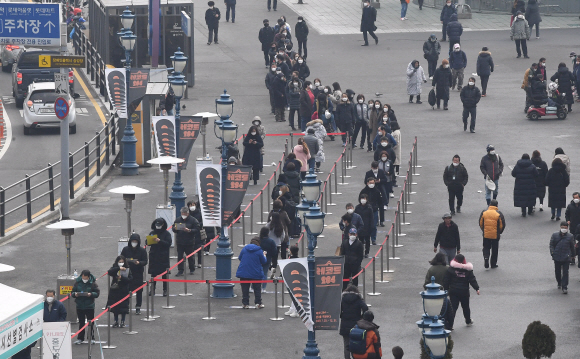 23일 서울역 광장에 설치된 코로나19 중구 임시 선별검사소에서 시민들이 코로나 19 검사를 받기 위해 줄지어 서 있다. 2020.12.23 오장환 기자 5zzang@seoul.co.kr