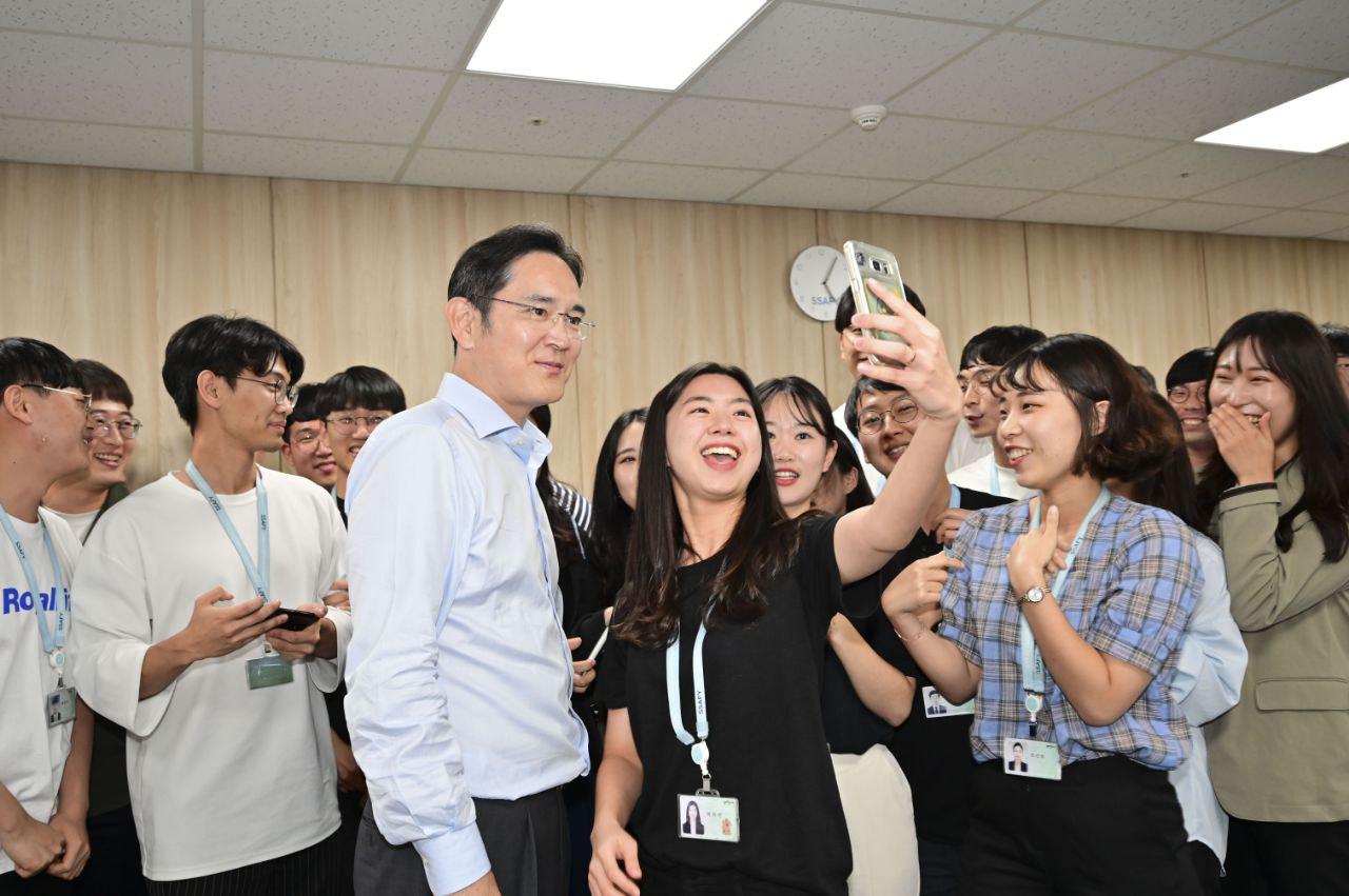 이재용 삼성전자 부회장이 지난해 8월 삼성 청년 소프트웨어 아카데미 광주캠퍼스에서 교육생들과 사진을 찍고 있다. 삼성전자 제공