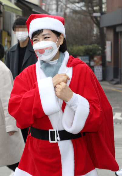 산타 복장의 전현희 국민권익위원장