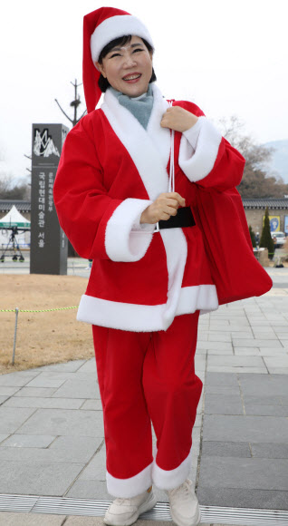 산타 복장으로 거리 나선 전현희 국민권익위원장