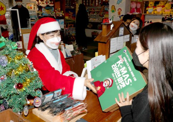 크리스마스 선물 전달하는 전현희 위원장